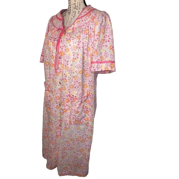 Bernette,L,enamel button snap front quilted neckline gathered pockets gown - Picture 2 of 8